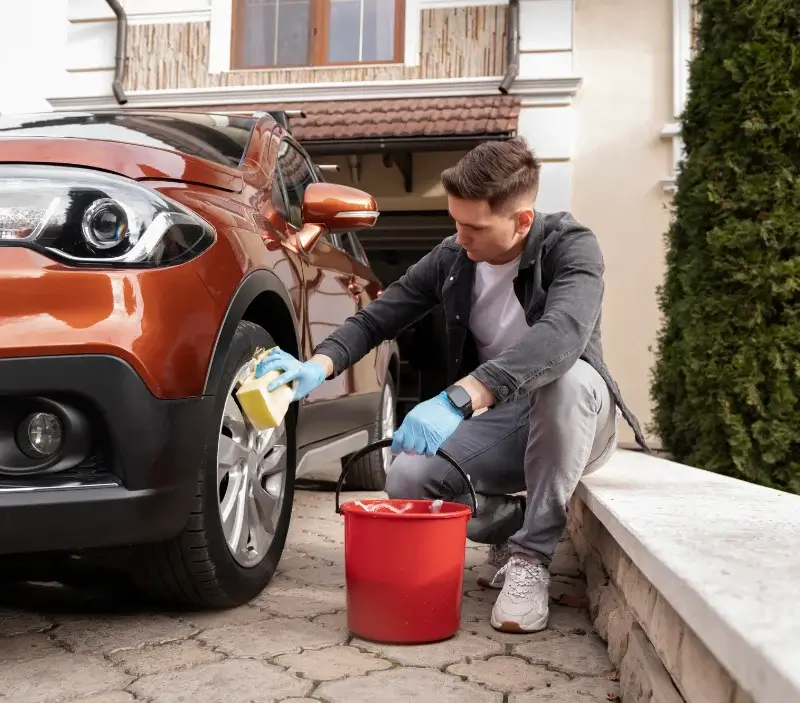 Lavage auto à domicile Saint-Martin-lès-Seyne : professionnel intervenant sur un véhicule